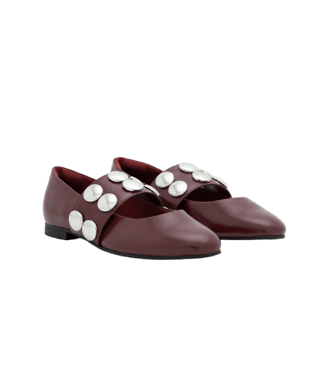 Sapatilha em PU com Faixa Larga e Studs Aplicados Bordô