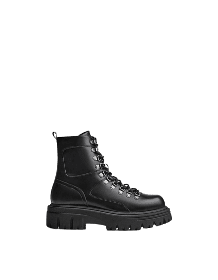 Ankle boots com detalhes metálicos