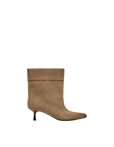 Bota com salto e detalhe de dobra