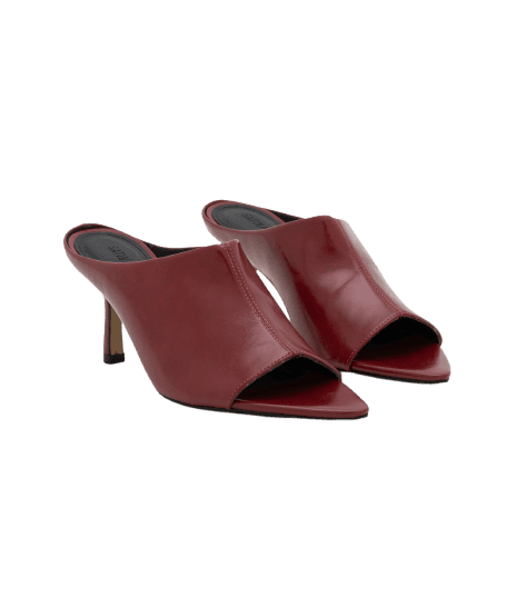 Sandália Mule com Gáspea Alongada e Salto Fino Vermelho